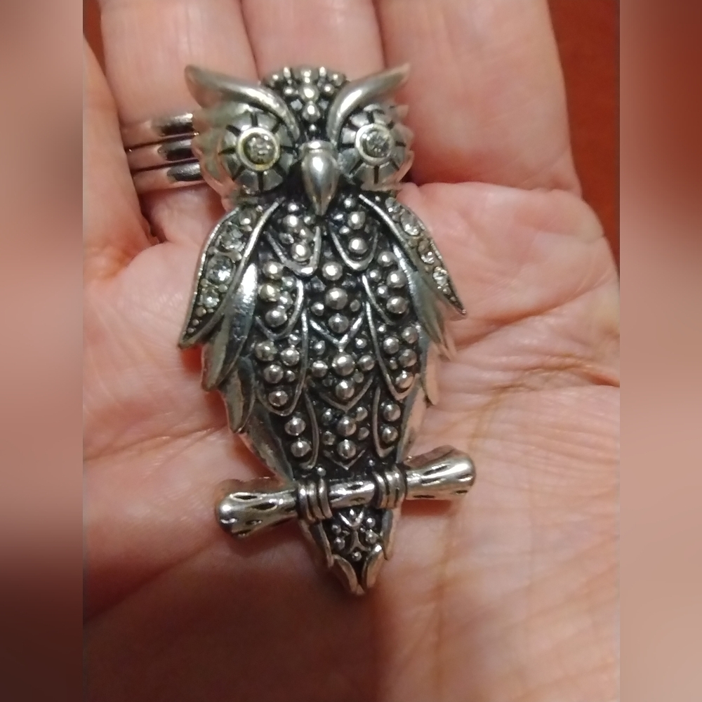 Vintage Silver Tone Perched Owl Pendant Rhinestone Eyes And Wings Magnetic Clasp